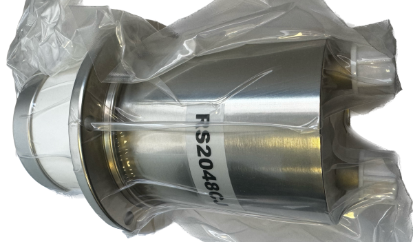 Изображение генераторной лампы RS2048CJ со стороны штуцеров в вакуумной упаковке