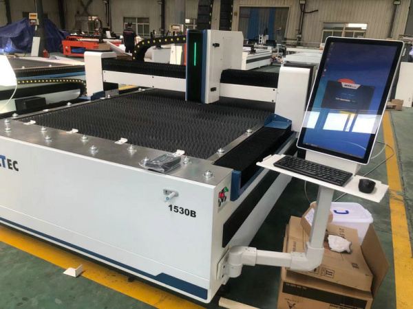 MetalTec 1530B (1000W) оптоволоконный лазерный станок для резки металла
