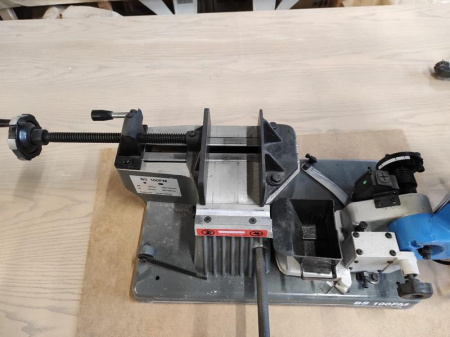 MetalTec BS 100 FM ручной ленточнопильный станок для резки металла